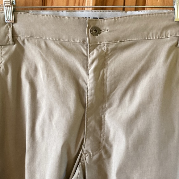 Men’s Duluth Flex Dry On The Fly light tan flat front cargo shorts size 48 - Picture 2 of 10